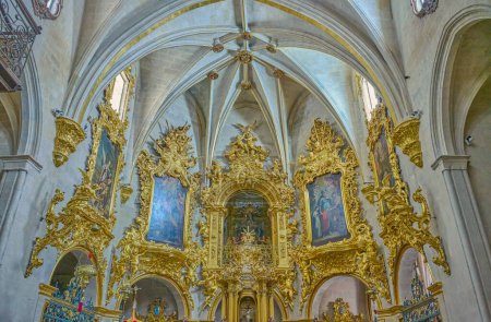 Téléchargez les photos : Alicante, Espagne - 3 août 2022 : Détail de l'autel de la basilique Sainte-Marie - en image libre de droit