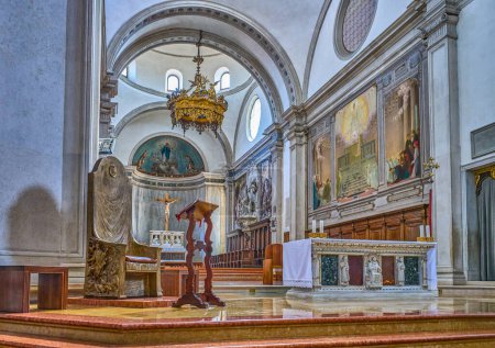 Foto de Treviso, Italia - 13 de septiembre de 2022: La nave y el altar de la catedral de San Pedro - Imagen libre de derechos