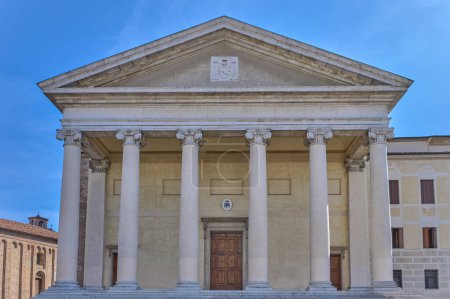 Téléchargez les photos : Trévise, Italie, la façade néoclassique de - en image libre de droit