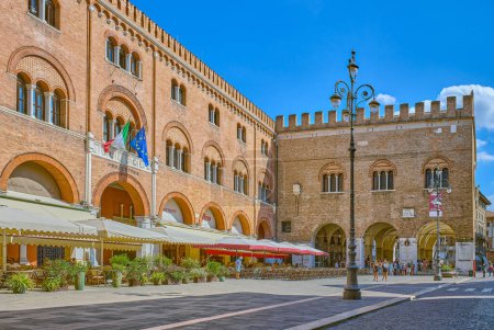 Téléchargez les photos : Trévise, Italie - 13 septembre 2022 : Place Dei Signori, avec les palais Del Podesta et Dei Trecento - en image libre de droit