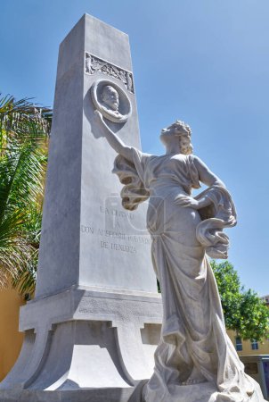 Téléchargez les photos : Las Palmas, Gran Canaria, statue et monument à Don Ambrosio Hvrtado de Mendoza maire de la ville au début du XXe siècle - en image libre de droit