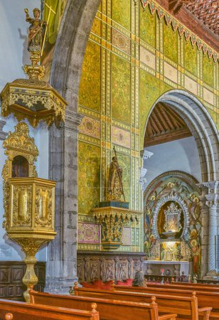Foto de Las Palmas, Gran Canaria, España - 16 de marzo de 2023: Detalle de la nave con púlpito en la iglesia de San Francisco - Imagen libre de derechos