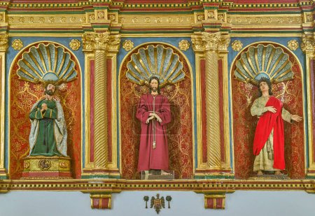 Téléchargez les photos : Las Palmas, Gran Canaria, Espagne - 16 mars 2023 : Statues de saints à l'intérieur de l'église de San Francisco - en image libre de droit
