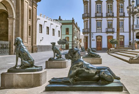 Téléchargez les photos : Las Palmas, Gran Canaria, Espagne - 16 mars 2023 : Statues en bronze de chiens de garde, symbole du patrimoine insulaire, à l'extérieur de la cathédrale de Santa Ana - en image libre de droit