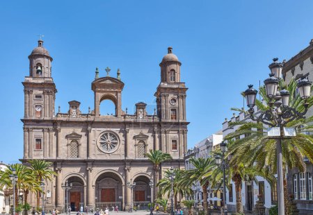 Téléchargez les photos : Las Palmas, Gran Canaria, Espagne - 16 mars 2023 : La façade et les clochers de la cathédrale de Santa Ana - en image libre de droit