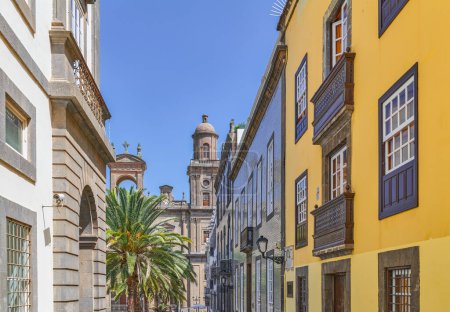 Foto de Las Palmas, Gran Canaria, calle histórica con casas tradicionales, que conduce a la Catedral de Santa Ana - Imagen libre de derechos