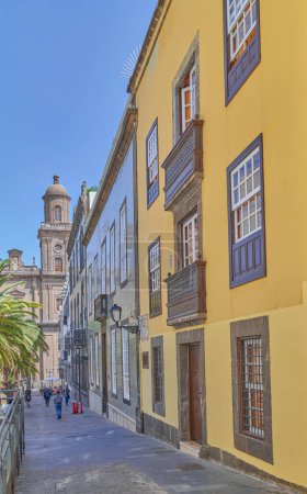 Foto de Las Palmas, Gran Canaria, España - 16 de marzo de 2023: Calle histórica con casas tradicionales, que conduce a la Catedral de Santa Ana - Imagen libre de derechos