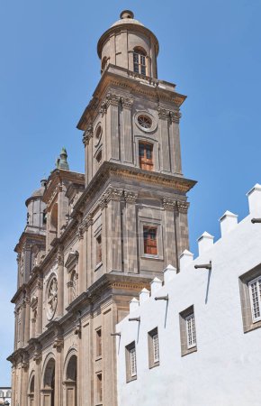 Téléchargez les photos : Las Palmas, Gran Canaria, vue vers le haut de la façade et des clochers de la cathédrale de Santa Ana - en image libre de droit