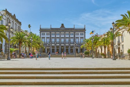 Foto de Las Palmas, Gran Canaria, España - 16 de marzo de 2023: Turistas en la plaza de Santa Ana con el Palacio Consistorial, hoy Ayuntamiento, al fondo - Imagen libre de derechos
