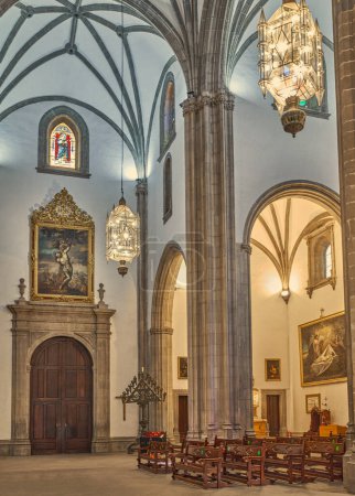 Téléchargez les photos : Las Palmas, Gran Canaria, Espagne - 16 mars 2023 : La nef latérale de la cathédrale de Santa Ana - en image libre de droit