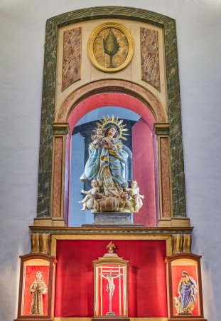 Foto de Las Palmas, Gran Canaria, España - 16 de marzo de 2023: Un altar con estatuas sagradas en una capilla de la Catedral de Santa Ana - Imagen libre de derechos