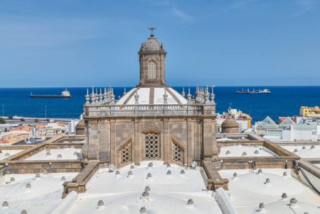 Foto de Las Palmas, Gran Canaria, la cúpula con la ciudad y el océano en el fondo visto desde la terraza superior de la Catedral de Santa Ana - Imagen libre de derechos