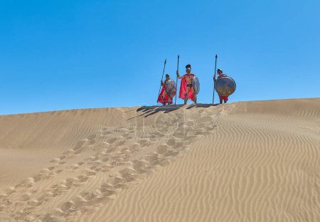 Téléchargez les photos : Maspalomas, Gran Canaria, Espagne - 18 mars 2023 : Acteurs en costume romain lors d'un film se déroulant sur le parc national des Dunes de sable, - en image libre de droit