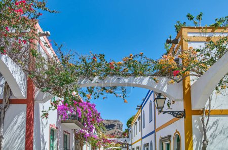 Foto de Mogan, Gran Canaria, España, las típicas casas con flores del vvillage - Imagen libre de derechos