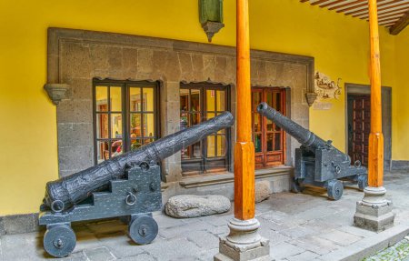 Foto de Las Palmas, Gran Canaria, España - 17 de marzo de 2023: Antiguos cañones en el patio de la casa museo de Cristóbal Colón - Imagen libre de derechos