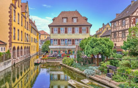 Téléchargez les photos : Colmar, France - 20 septembre 2022 : Petite Venise, un bar avec des bateaux pour les touristes, le long de la rivière Lauch - en image libre de droit
