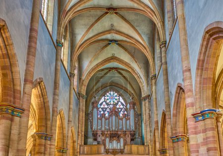 Téléchargez les photos : Colmar, France - 21 septembre 2022 : L'orgue de la Collégiale Saint-Martin - en image libre de droit
