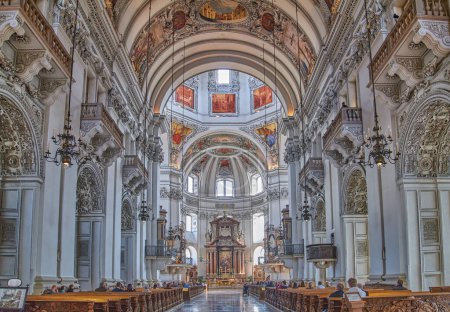 Foto de Salzburgo, Austria - 5 de octubre de 2022: La nave del Salzburgo Dom (Catedral de Salzburgo dedicada a San Ruperto y San Vergilio)) - Imagen libre de derechos