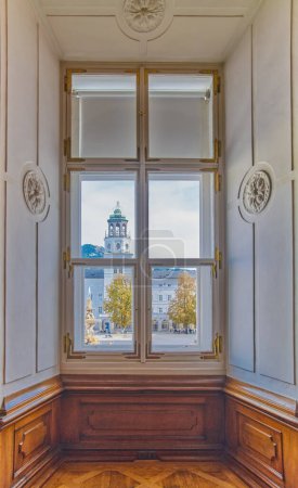 Foto de Salzburgo, Austria - 5 de octubre de 2022: La torre del Carillón vista desde una ventana de los pasillos del Residenz parte del museo Dom Quartier - Imagen libre de derechos
