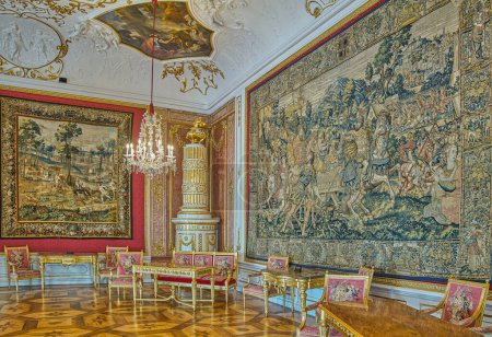 Foto de Salzburgo, Austria - 5 de octubre de 2022: Las pinturas y decoraciones de los salones del palacio de residencia en el barrio Dom - Imagen libre de derechos