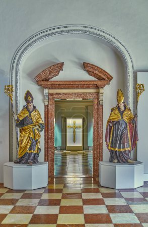 Téléchargez les photos : Salzbourg, Autriche - 5 octobre 2022 : Statues de saints iof le musée de la cathédrale dans le complexe du Quartier Dom - en image libre de droit