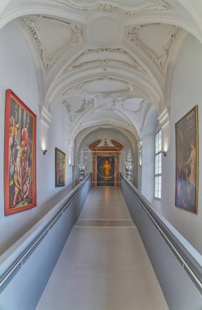 Téléchargez les photos : Salzbourg, Autriche - 5 octobre 2022 : Peintures et décorations à l'entrée du musée Saint-Pierre dans le complexe du Quartier Dom - en image libre de droit