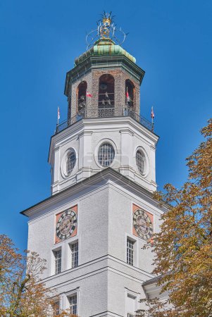 Foto de Salzburgo, Austria, la torre de Carillón en la Plaza de la Residencia - Imagen libre de derechos