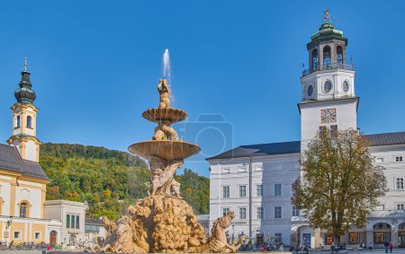 Foto de Salzburgo, Austria, la torre del Carillón y la Fuente del Caballo en la Plaza de la Residencia - Imagen libre de derechos