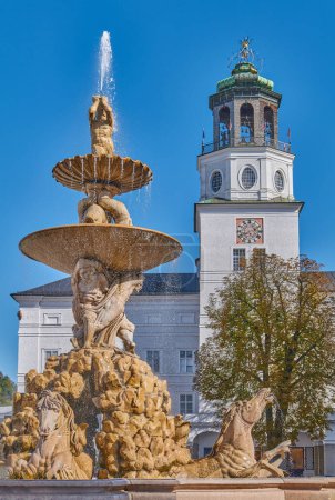Foto de Salzburgo, Austria, la torre del Carillón y la Fuente del Caballo en la Plaza de la Residencia - Imagen libre de derechos