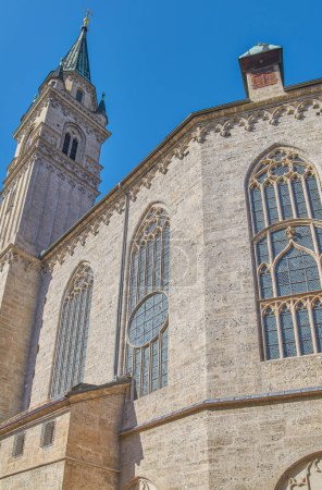 Téléchargez les photos : Salzbourg, Autriche, vue latérale et clocher de l'église franciscaine - en image libre de droit