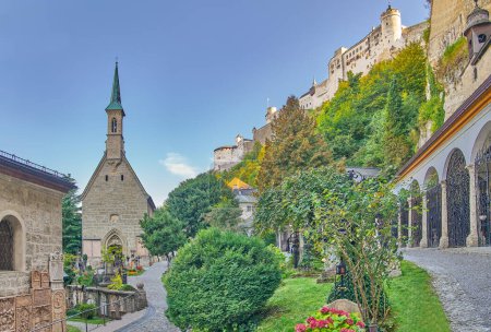 Foto de Salzburgo, Austria - 6 de octubre de 2022: La capilla y las catacumbas (derecha) del antiguo cementerio de San Pedro - Imagen libre de derechos