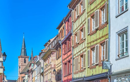 Foto de Estrasburgo, Francia 22 de septiembre de 2022: Las coloridas casas de la calle principal en el casco antiguo - Imagen libre de derechos