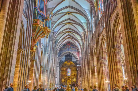Foto de Estrasburgo, Francia- 22 de septiembre de 2022: La nave de la catedral gótica de Nuestra Señora - Imagen libre de derechos