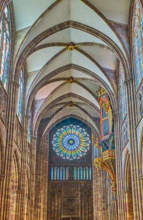 Téléchargez les photos : Strasbourg, France- 22 septembre 2022 : La nef de la cathédrale gothique Notre-Dame - en image libre de droit