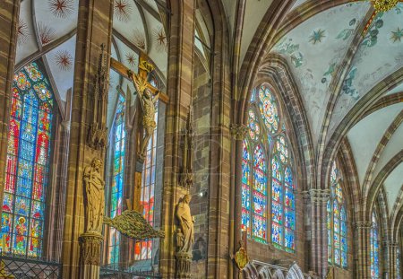 Foto de Estrasburgo, Francia- 22 de septiembre de 2022: La nave lateral de la catedral gótica de Nuestra Señora - Imagen libre de derechos