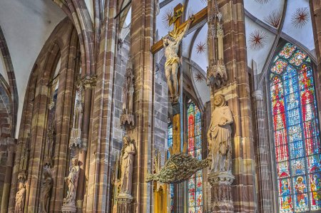 Téléchargez les photos : Strasbourg, France- 22 septembre 2022 : La nef latérale de la cathédrale gothique Notre-Dame - en image libre de droit