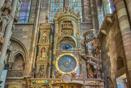 Téléchargez les photos : Strasbourg, France- 22 septembre 2022 : L'horloge astronomique à l'intérieur de la cathédrale gothique Notre-Dame - en image libre de droit