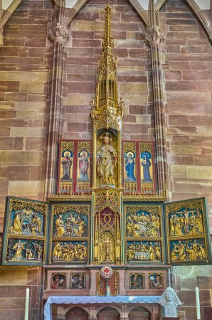 Téléchargez les photos : Strasbourg, France- 22 septembre 2022 : Un retable doré à l'intérieur de la cathédrale gothique Notre-Dame - en image libre de droit