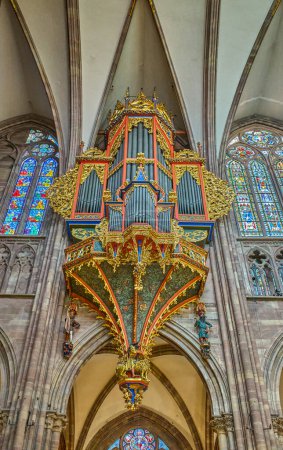 Téléchargez les photos : Strasbourg, France- 22 septembre 2022 : Un orgue dans la nef de la cathédrale gothique de Notre-Dame - en image libre de droit
