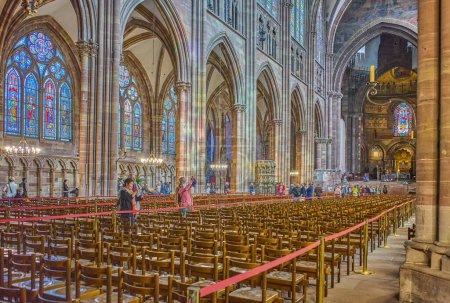 Téléchargez les photos : Strasbourg, France- 22 septembre 2022 : La nef de la cathédrale gothique Notre-Dame - en image libre de droit