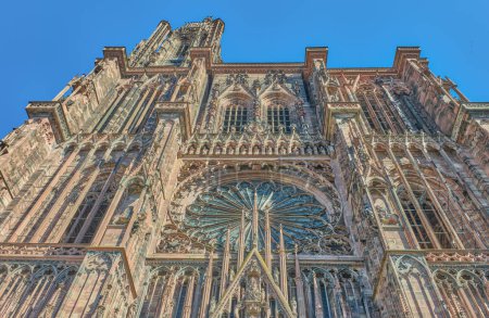 Foto de Estrasburgo, Francia, la fachada principal de la catedral gótica de Nuestra Señora - Imagen libre de derechos