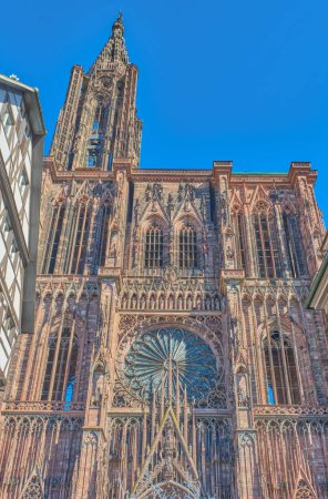 Téléchargez les photos : Strasbourg, France, la façade principale de la cathédrale gothique de Notre-Dame - en image libre de droit