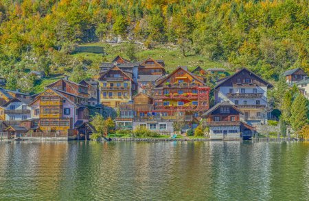 Foto de Hallstatt, Austria, vista del pueblo vith las casas tradicionales y los cobertizos del barco de madera en el Hallstatter ver o lago Hallstatt - Imagen libre de derechos