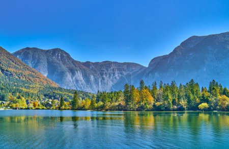 Hallstatt, Österreich, Blick auf Obertraun am Hallstatter See oder Hallstätter See inmitten der österreichischen Alpen