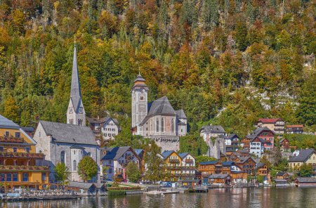 Foto de Hallstatt, Austria - 7 de octubre de 2022: Vista de la aldea con la cortina evangélica (izquierda) y católica en el lago Hallstatt - Imagen libre de derechos