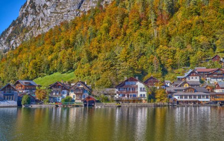 Hallstatt, Österreich, Blick auf das Dorf mit den traditionellen Häusern und den hölzernen Bootsschuppen am Hallstatter See