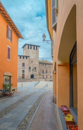 Téléchargez les photos : Fontanellato, Italie - 25 février 2023 : La forteresse médiévale de Sanvitale vue d'une ruelle du village - en image libre de droit