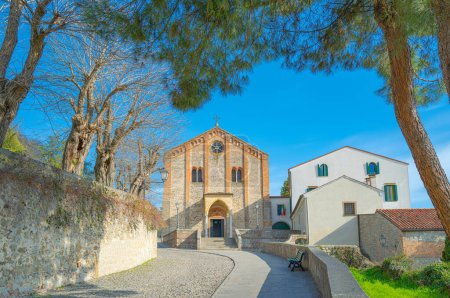 Téléchargez les photos : Monselice, Italie, vue sur l'ancienne église paroissiale de Santa Giustina - en image libre de droit