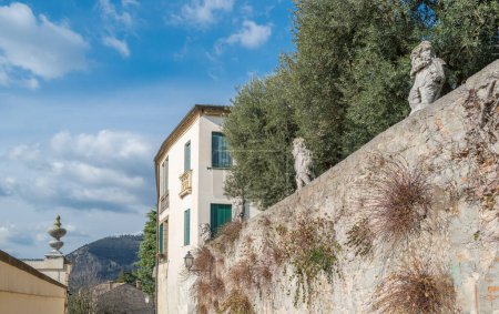 Monselice, Italien, die umgebende Mauer des Nani-Hauses mit den steinernen Statuen der Zwerge