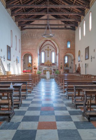 Téléchargez les photos : Monselice, Italie - 3 mars 2023 : La nef de l'ancienne église paroissiale de Santa Giustina - en image libre de droit